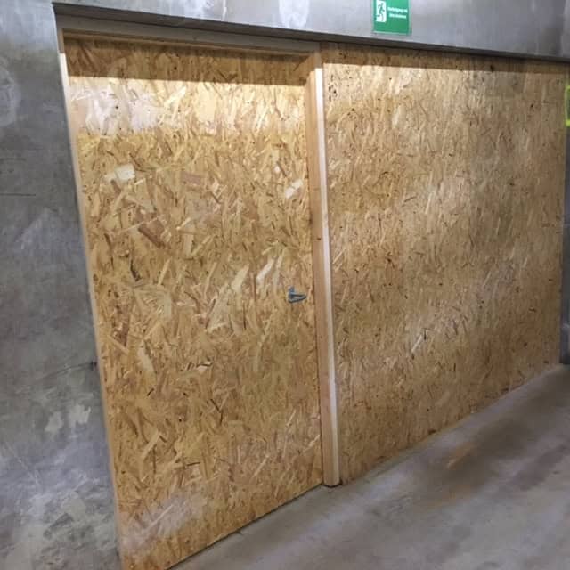 interimsdør indbygget i væg